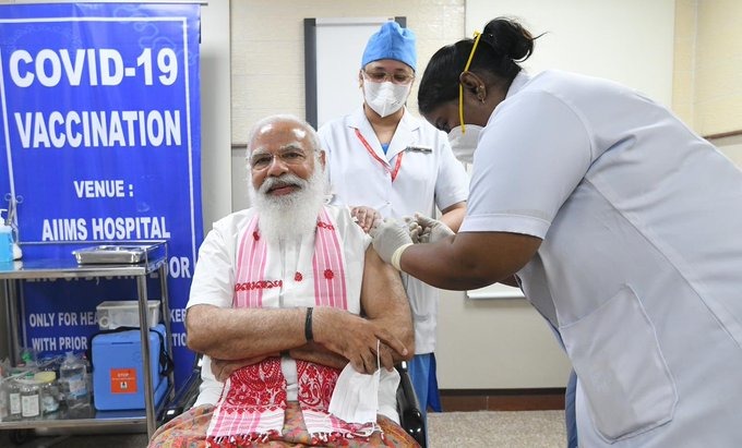 પ્રધાનમંત્રીએ કોવિડ-19 રસીનો પ્રથમ ડોઝ લીધો