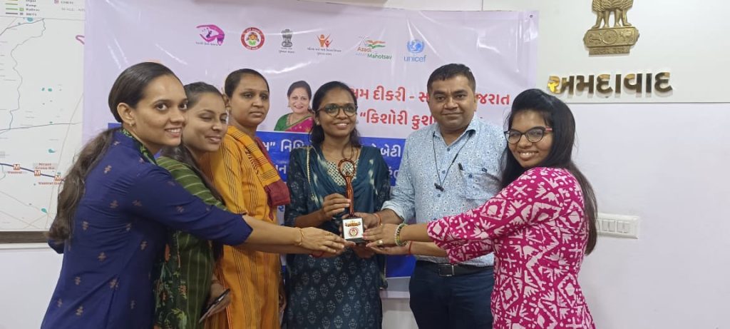 સમગ્ર કલેકટર કચેરીને આંતરરાષ્ટ્રીય બાલિકા દિવસની ઉજવણીના ભાગરૂપે ગુલાબી રોશનીથી સુશોભિત કરવામાં આવી