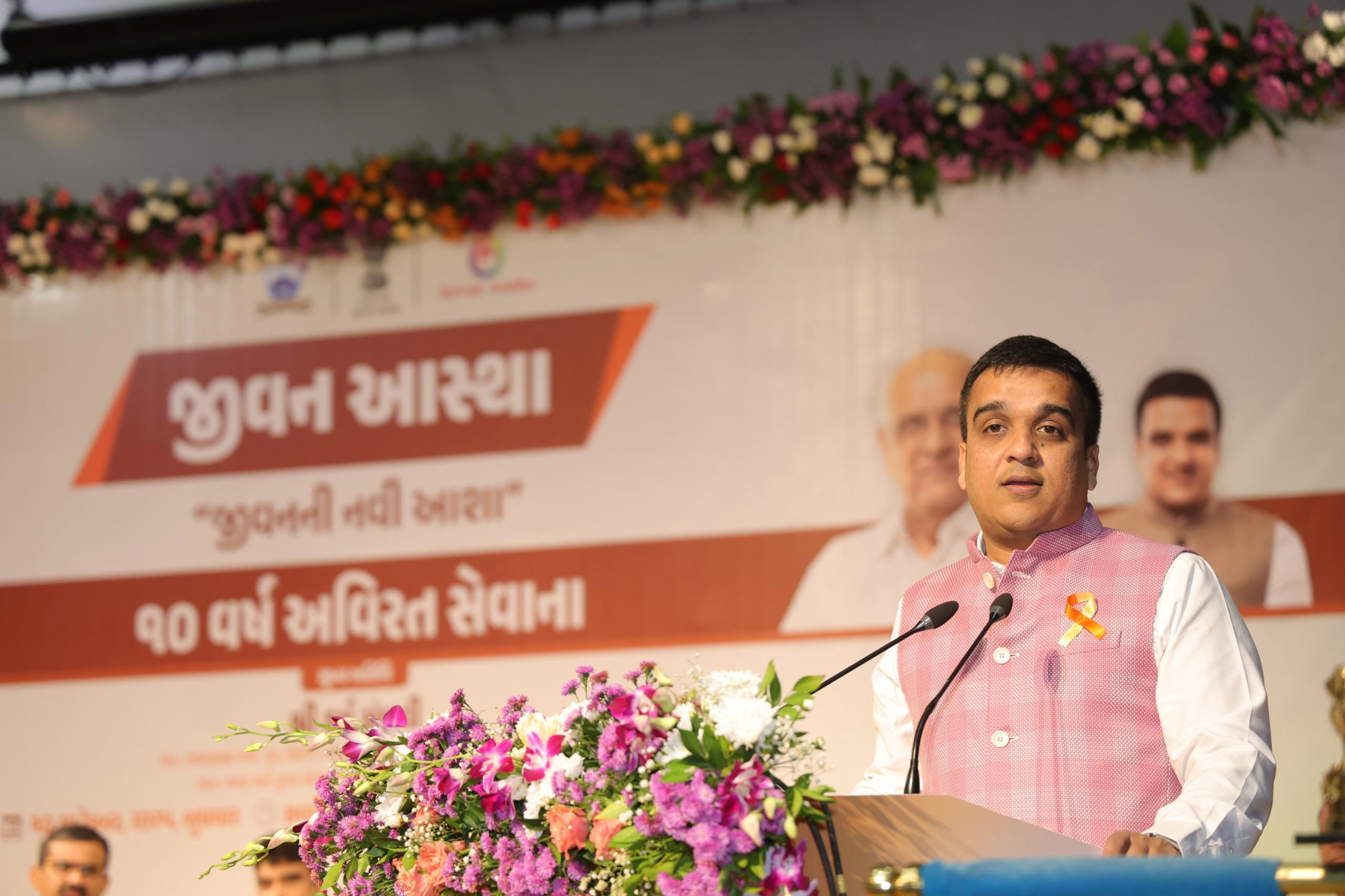 જીવનને નવી દિશા આપતી ‘જીવન આસ્થા’ હેલ્પલાઇન રોજ સરેરાશ ૪૦ થી ૫૦ ફોન કોલ્સ દ્વારા માનસિક સમસ્યાઓનો સામનો કરતા નાગરિકોને કાઉન્સેલિંગ પૂરું પાડે છે મંત્રી શ્રી હર્ષ સંઘવી